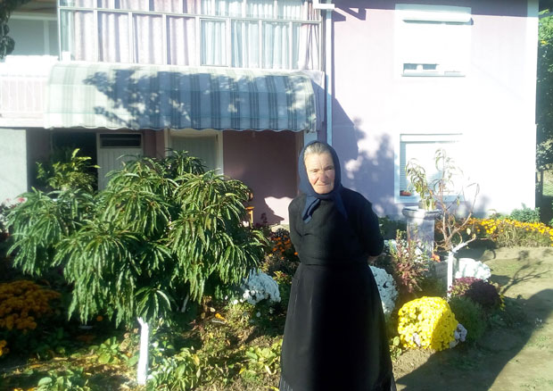 Баба Павлика вози трактор у осмој деценији